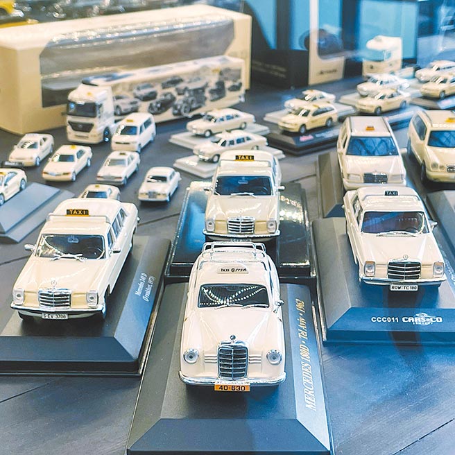 Mercedes-Benz自W120之后（前排中央），较阳春的版本成为E-Class前身，配备豪华，有冷气、有饰条的车款走向S-Class。（陈大任摄）