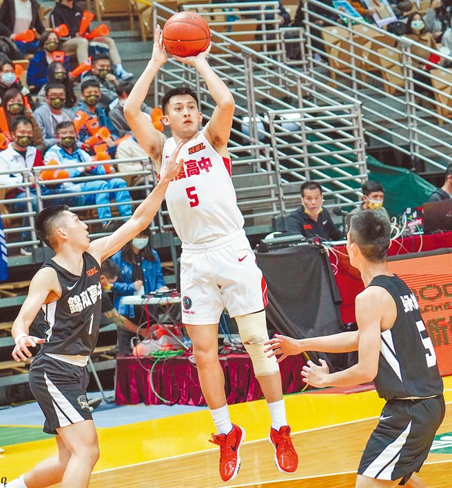 光復高中陈将双（中）昨天攻下全场最高25分。（高中体总提供）
