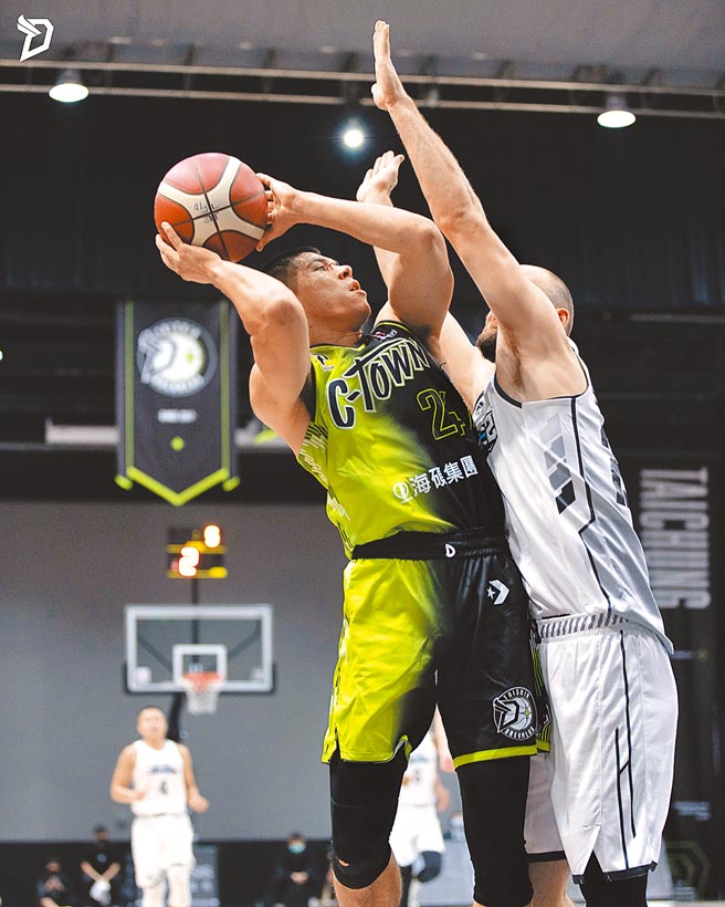 梦想家忻沃克（左）强攻篮下，遭遇钢铁人布朗阻挡。（台新梦想家提供）