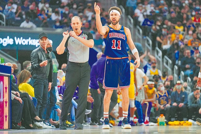 克雷汤普生（右）被吹进攻犯规后，比出要求裁判重看画面手势。（路透）