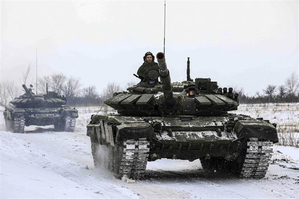 俄罗斯坦克2月在列宁格勒（Leningrad）区参加军演的画面。（美联社）(photo:ChinaTimes)