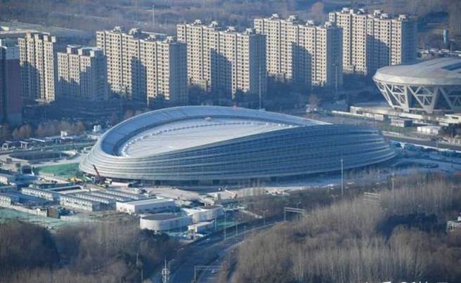 冰丝带滑冰馆正式名称是「国家速滑馆」，其造型独特，外墙由低到高盘旋着22条晶莹的丝带状曲面玻璃幕墙，所以被腻称为「冰丝带」。（图／网路）