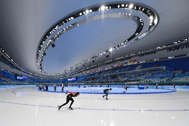 冰丝带在设计、建造、制冰与管理上的多种新技术，不只让它成为亚洲最大的滑冰场馆，也是融合多种新科技并将因此创造最多奥运佳绩的速度滑冰场。（图／新华社）