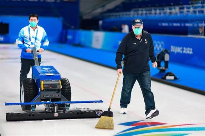 冰面维护必须非常仔细，因为激烈竞争中只要一点点差异就会影响成绩。（图／中新社）