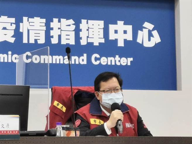 桃園市長鄭文燦15日防疫會議指出，亞旭電腦則要採三階段復工，因14日正職員工快篩都陰性，同意專職或工期超過1個月以上的派遣員工，檢附3日內PCR陰性報告證明就能上工。(蔡依珍攝)