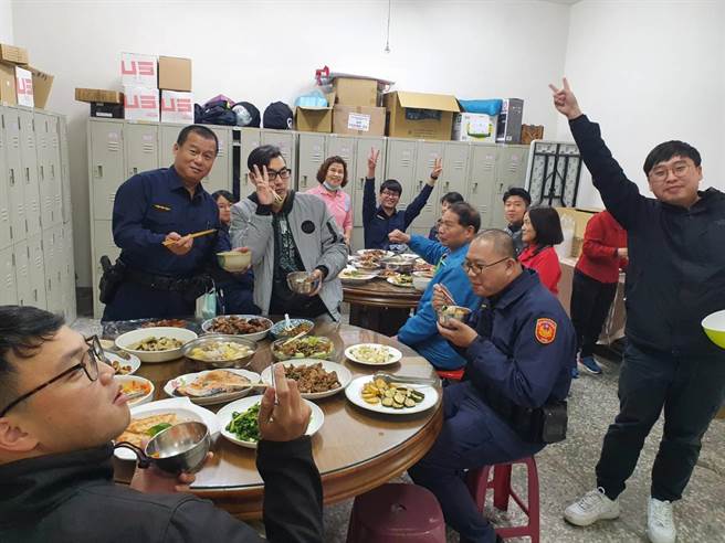 台中市警察局第三分局东区分驻所日前晚间举办警察志工联繫会报，由东区志工分队长吴淑美号召志工妈妈们端出一人一菜，与执勤员警共进晚餐。（台中市第三分局提供／冯惠宜台中传真）