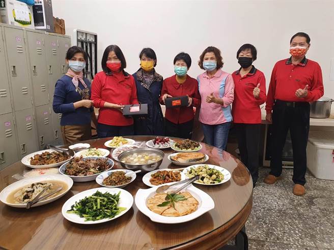 台中市警察局第三分局东区分驻所日前晚间举办警察志工联繫会报，由东区志工妈妈们端出一人一菜，与执勤员警共进晚餐。（台中市第三分局提供／冯惠宜台中传真）