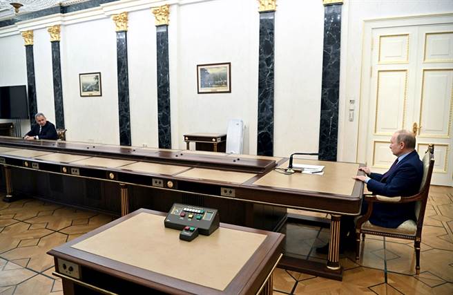 普丁14日俄罗斯外交部长拉夫罗夫（Sergey Lavrov）召开会议，拉夫罗夫建议持续与西方就乌克兰问题进行对话。（图／路透社）