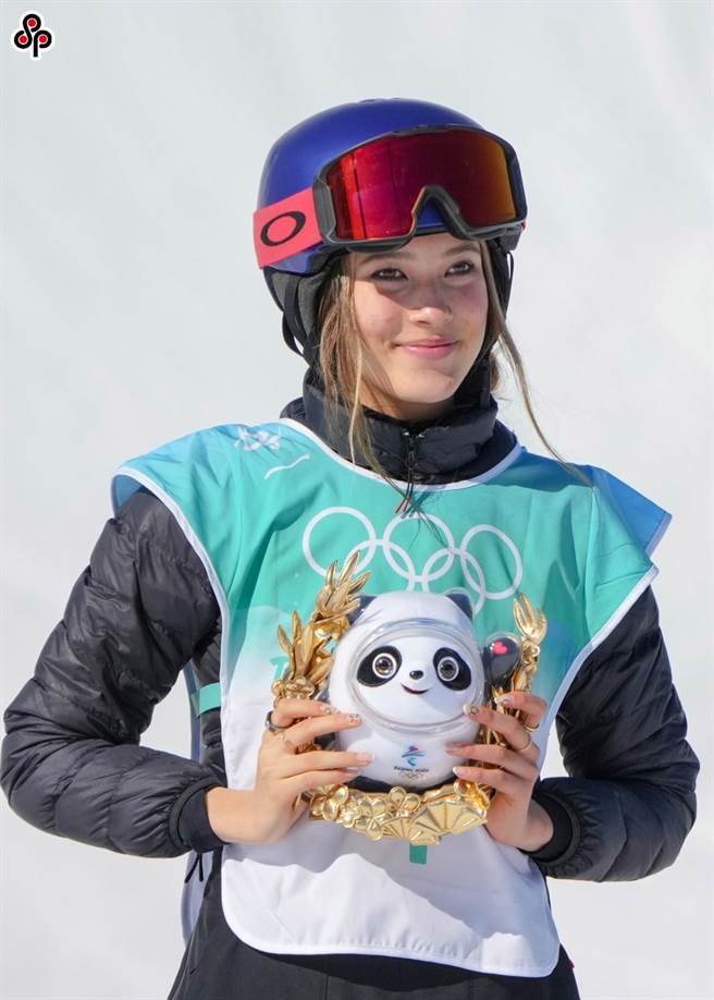 为什么可主动宣告被抢注「谷爱凌」商标无效。图为谷爱凌在颁发纪念品仪式上手持冰墩墩庆祝。（中新社）