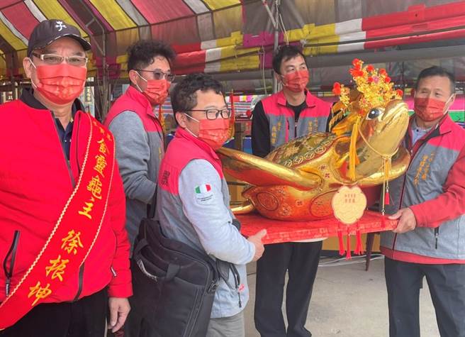 澎湖》2022年2月15日　澎湖　▲澎湖元宵节重头戏，全国最大、最重的澎湖山水里上帝庙金灵龟王闪亮登场。（陈可文摄）