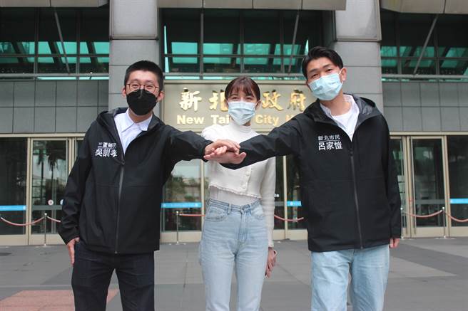 前新北市长室秘书吴训孝（左）、前新北市政府副发言人戴湘仪（中）、吕家恺（右），宣布投入新北市议员选战。（陈慰慈摄）
