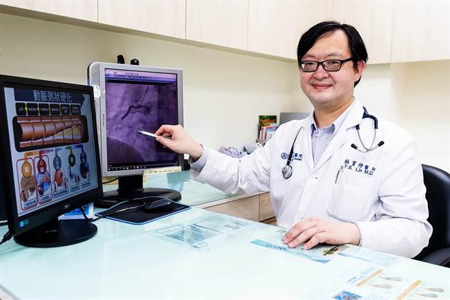 東元醫院心臟加護中心主任林育伸表示，心肌梗塞的林姓工程師經心導管手術放置支架打通後，右側冠狀動脈恢復動脈流通。（羅浚濱攝）