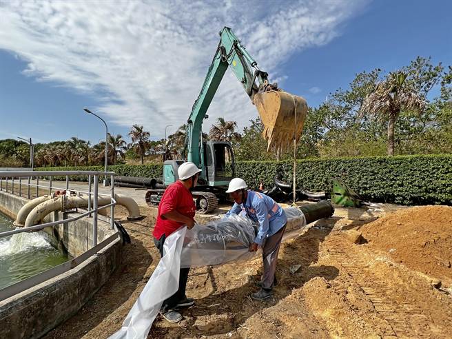 金门歷经1年多施工，完成田浦水库至太湖净水场间总长约6.1公里的原水输送干线埋设工程。（金门县自来水厂提供）