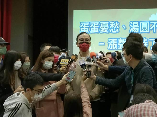 國民黨主席朱立倫上午參加智庫「蛋蛋憂愁、湯圓不圓—物價漲聲何時了」記者會，會後接受媒體聯訪。（趙婉淳攝）