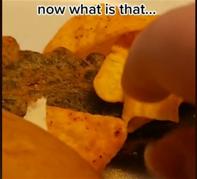 国外网友elliotlovesxen近日购买知名品牌生产的墨西哥玉米片，却发现袋内有一块神秘块状物；孰料倒出来一看，竟然疑似一只已经成乾尸的老鼠尸体。随着他把这段影片上传TikTok，观看次数已破700万，更引来该公司亲自留言回应。(图/截自该影片)