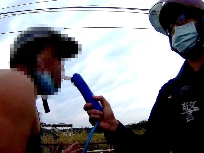 泰国籍维姓男子酒后上路，高雄路竹警方对他做酒测。（翻摄照片／林瑞益高雄传真）