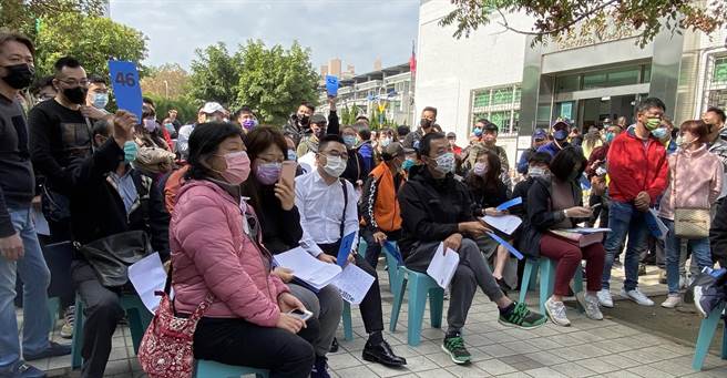 法務部行政執行署台中分署進行偵查中案件拍賣，2021年份BENS AMG GLC43幾乎全新車，現場有59人領標競標，創下台中分署設立20年以來最搶手拍賣品。（陳淑芬攝）