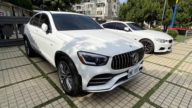 法務部行政執行署台中分署拍賣2021年份BEN車，現場有59人領標一路競標，由陳姓男子以342萬5000元得標。（陳淑芬攝）