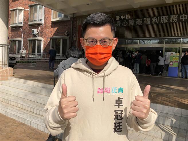 正国会新北市议员参选人卓冠廷15日说，你们有侯市长、我们有人民，我们最后还是会赢的。（陈世宗摄）