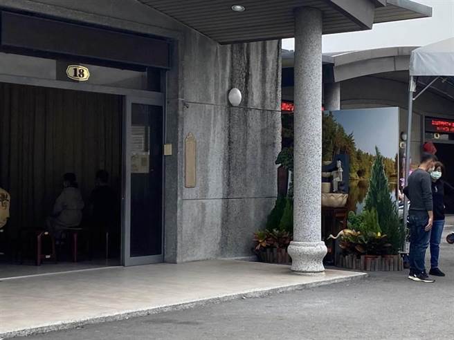 三立电视台董事长林崑海今（15）日清晨因病辞世，灵柩暂厝于高雄市立殡仪馆旁的静思堂第18号简易灵堂。（石秀华摄）
