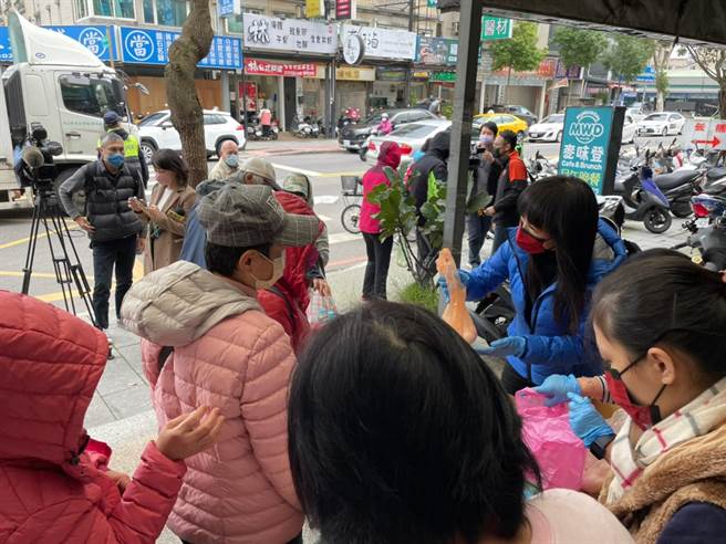 「林口阿姨」市议员蔡淑君今送出4500颗蛋　排队人龙绵延数百公尺（蔡淑君服务处提供／戴上容新北传真）