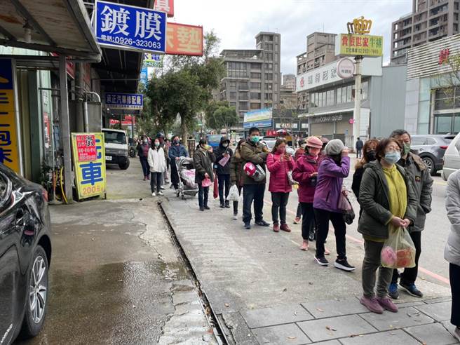 「林口阿姨」市议员蔡淑君今送出4500颗蛋　排队人龙绵延数百公尺（蔡淑君服务处提供／戴上容新北传真）