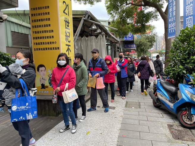 「林口阿姨」市议员蔡淑君今送出4500颗蛋　排队人龙绵延数百公尺（蔡淑君服务处提供／戴上容新北传真）