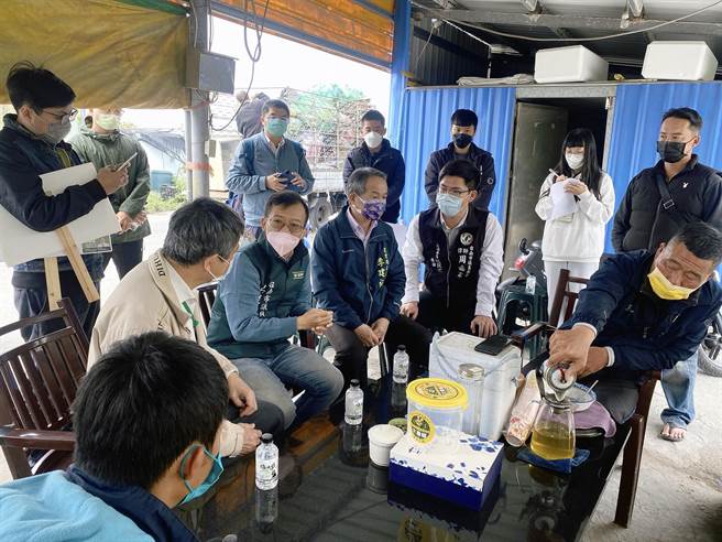 台南市议员吕维胤邀市府农业局长李建裕会勘台南蚵。（吕维胤提供／洪荣志台南传真）