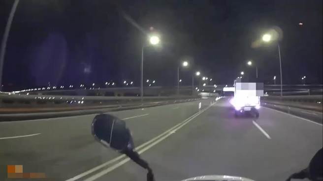 員警追捕小貨車至萬板橋上，開槍制止繼續逃逸。（警方提供）