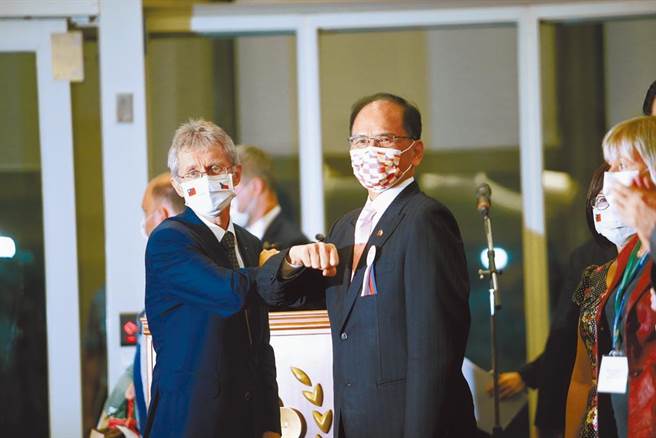 参议院议长韦德齐（左）前年率团访台，离台前与立法院长游锡堃击肘道别。（资料照／范扬光摄）