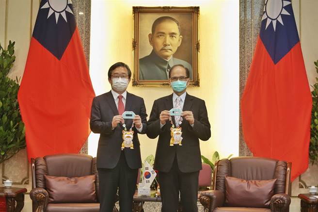 立法院长游锡堃（右）15日接见韩国驻台北代表部代表郑炳元（Chung Byung-won）（左），两人相谈甚欢。（杜宜谙摄）