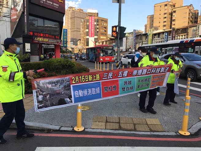 台中北区崇德五岔路口科技执法16日启用，辖区警二分局也同步强化路口宣导与执法。（台中市第二分局提供／冯惠宜台中传真）