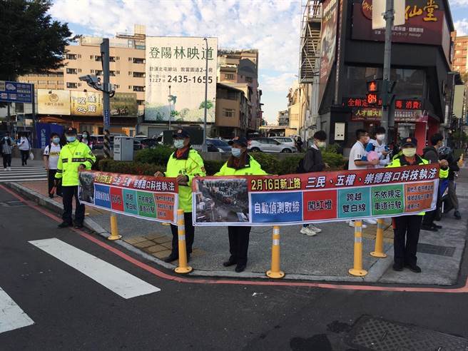 台中北区崇德五岔路口科技执法16日启用，辖区警二分局也同步强化路口宣导与执法。（台中市第二分局提供／冯惠宜台中传真）