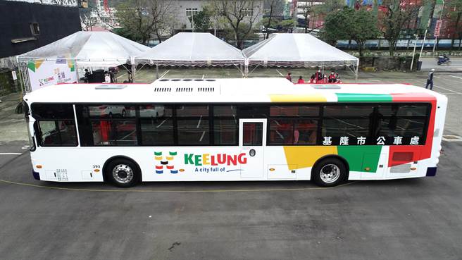 基隆市6輛低地板公車全新彩繪，以白色為底，置入logo K城市品牌設計，色彩簡潔亮麗引發熱烈討論。（基隆市政府提供／陳彩玲基隆傳真）