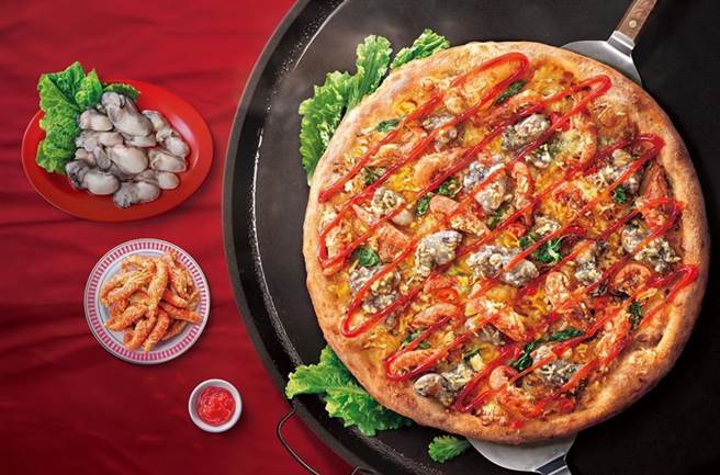 必胜客疯玩台味美食，运用嘉义东石鲜蚵与金黄酥脆的虾猴酥，打造「逗阵Hot台味」系列神作「虾猴酥蚵仔比萨煎」。（图／必胜客提供）