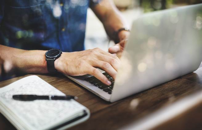 一名男網友抱怨，上班期間曾離開座位去洗手間、茶水間等，但老闆娘認為上班就是要滿8小時，離開座位的時間必須要在隔日補回，令他無法接受。（圖／示意圖，達志影像）