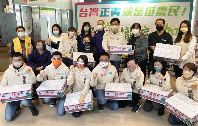 林佳龙15日率领「台湾正青」联合竞选议员参选人，认购台东县卑南乡生产的凤梨释迦200箱，捐赠给台中市爱心家园等7大社福团体。(陈世宗摄)