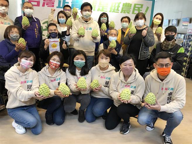 前交通部长林佳龙等希望抛砖引玉也和社福团体分享台湾的好水果，藉此衝高点以1000箱为目标。(陈世宗摄)
