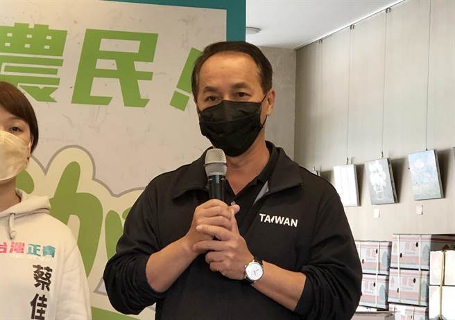 台东县卑南乡长许文献说，盼大家帮助农民、一人一箱，帮助农民度过难关。(陈世宗摄)