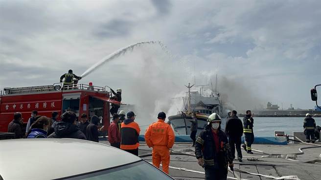 台中梧栖渔港发现火烧船事件，目前正在进行抢救。（台中港务消防队提供）