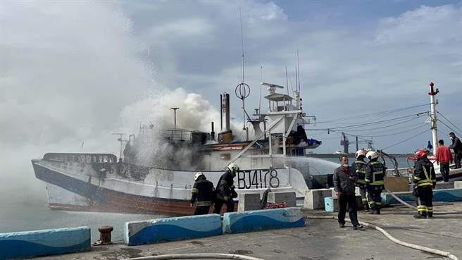 台中梧栖渔港发现火烧船事件，目前正在进行抢救。（台中港务消防队提供）