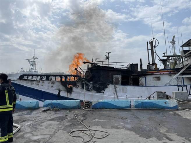 台中梧栖渔港发现火烧船事件，目前正在进行抢救。（台中港务消防队提供）
