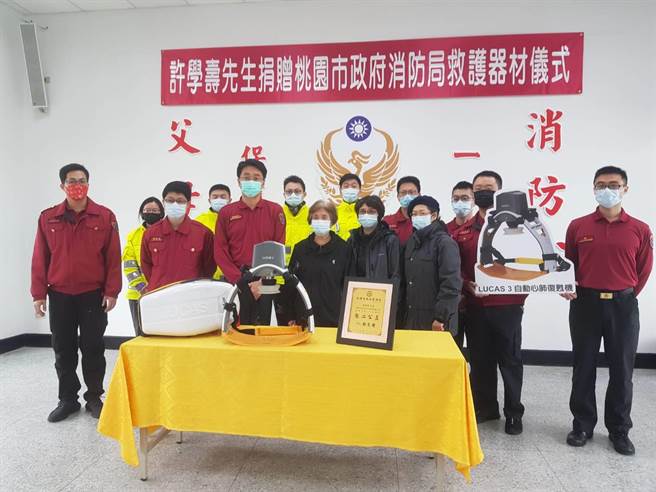 中壢消防分隊救護勤務多獲贈自動心肺復甦機提升救護品質。（消防局提供／呂筱蟬桃園傳真）
