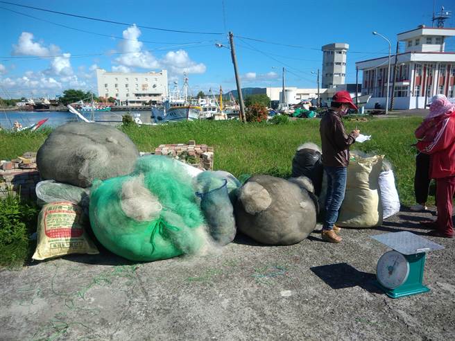 海洋委员会海洋保育署与各地县市政府合作，推动减少海废运动，图为回收渔网。（本报资料照片）