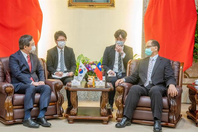 立法院長游錫堃接見駐台北韓國代表部鄭炳元代表。（照片來源：立法院長辦公室提供）