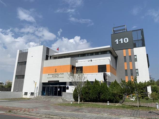 台中市警察局太平警分局新平派出所自2016年6月落成啟用後，由於外觀新穎，成為民眾打卡熱點，也有多支國片來此取景。（馮惠宜攝）