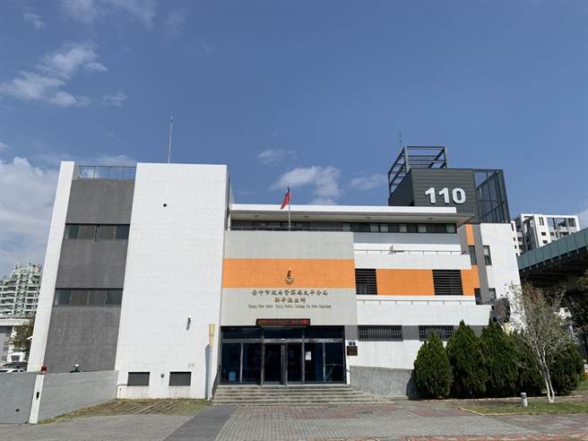 台中市警察局太平警分局新平派出所自2016年6月落成啟用後，由於外觀新穎，成為民眾打卡熱點，也有多支國片來此取景。（馮惠宜攝）