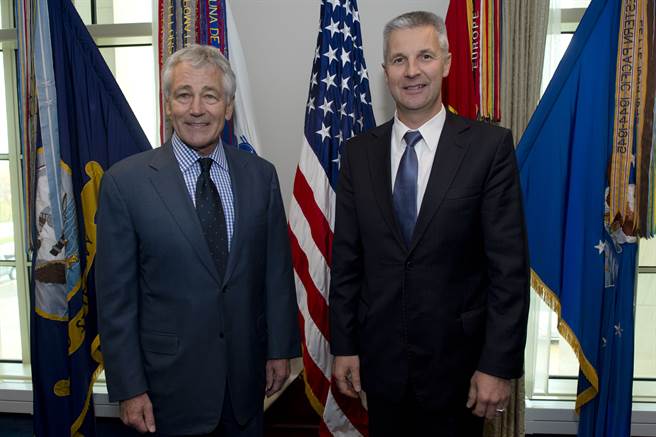 帕布瑞克斯（Artis Pabriks，右）遭不良份子盗照并用于诈欺，受害者已超过100人。(图/DVIDS)