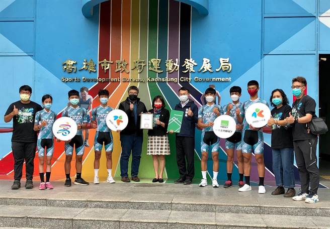 高雄市政府运动发展局局长侯尊尧、高雄市林园高中校长黄碧惠(左六)、一卡通公司董事长李怀仁(左五)、高雄市林园高中自由车教练黄晋隆(左一) （一卡通公司提供／洪靖宜高雄传真）