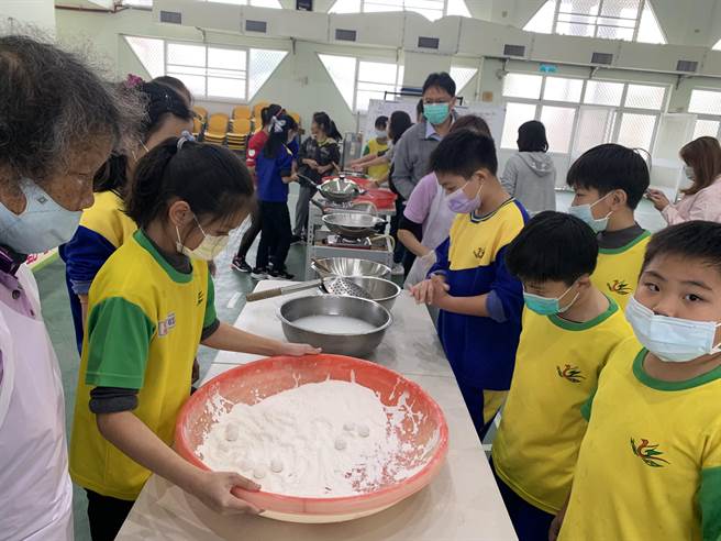 台南市官田國小五年級20位師生製作菱角元宵，幫全校師生午餐加菜。（台南市官田國小提供／劉秀芬台南傳真）